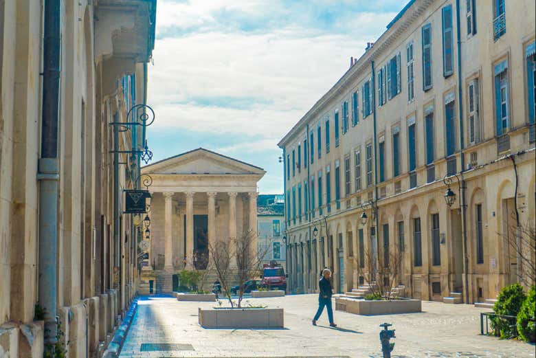 Maison Carrée al final de una calle de Nimes