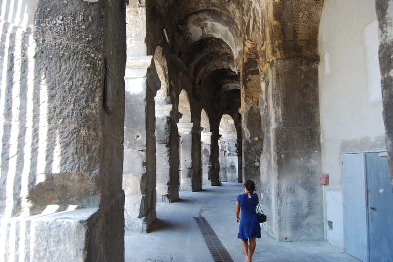 Paseando bajo los arcos del anfiteatro
