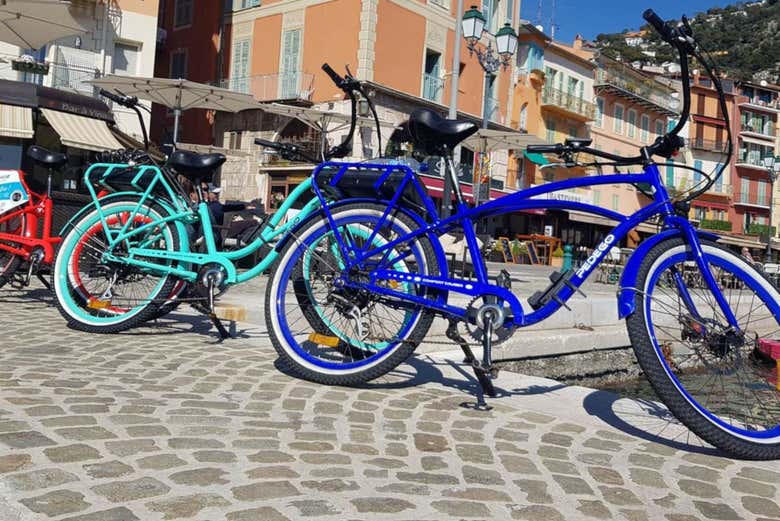 Bicicletas eléctricas aparcadas en Niza