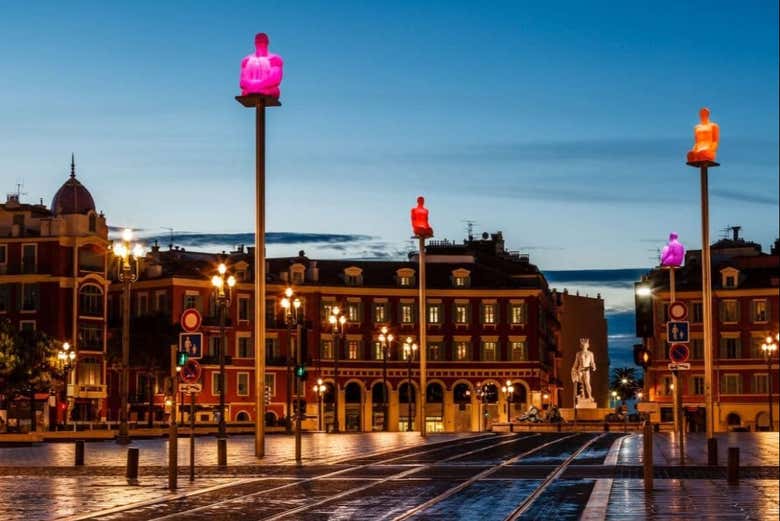 Cae la noche sobre Niza