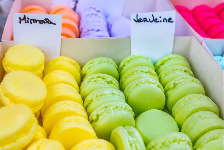 Una scatola di macaroons francesi