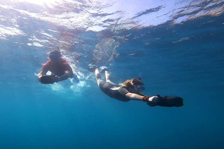 Buceando con scooter submarino