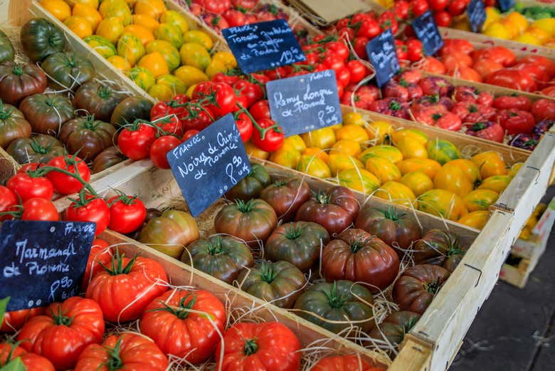 Varietà di pomodori in un mercato