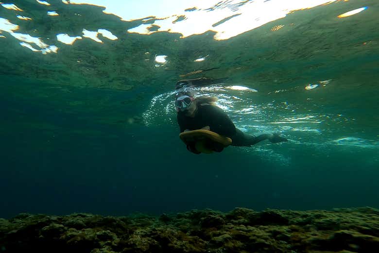 Practicando snorkel con scooter submarino