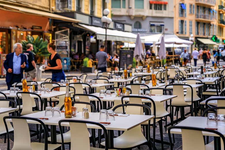 Una strada con dei bar a Nizza