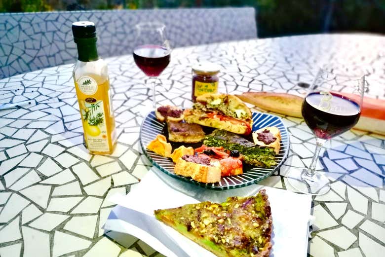 Deliciosos aperitivos locais com vinho