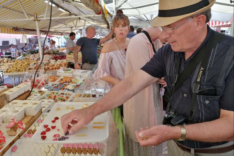 Provando doces típicos de Nice