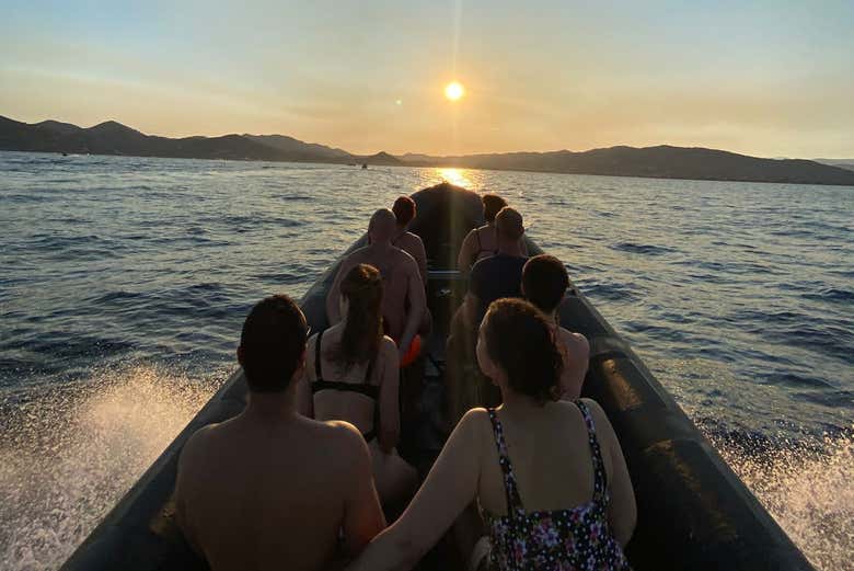 Desfrutando da travessia ao entardecer