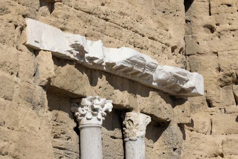 Divisando las columnas corintias del teatro romano de Orange