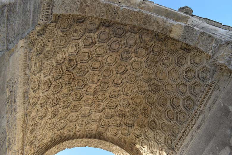 Admirando la decoración del Arco del Triunfo