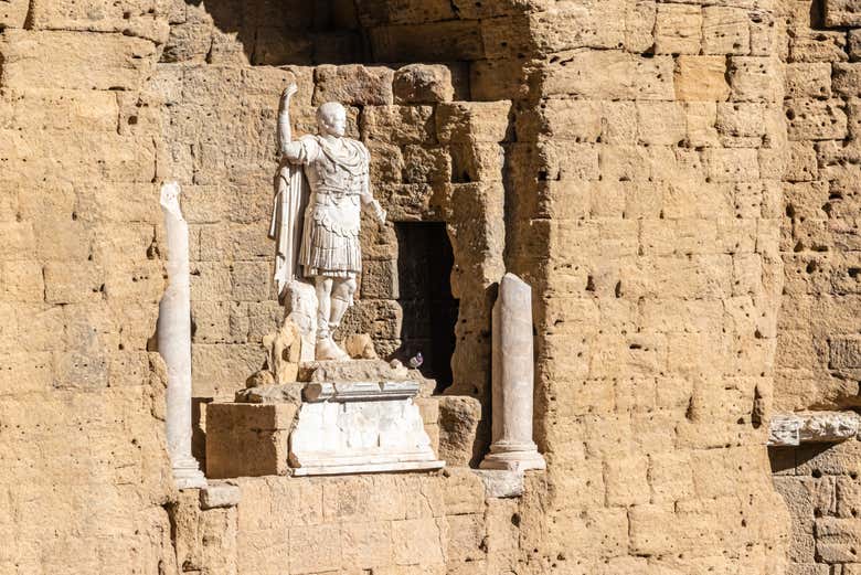 Un escultura romana en el teatro antiguo de Orange