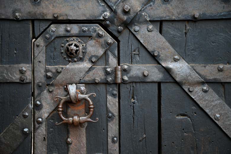 Una delle porte del castello