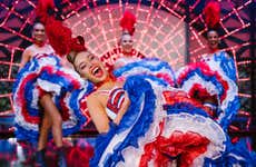 Cena y espectáculo en el Moulin Rouge + Transporte al centro de París