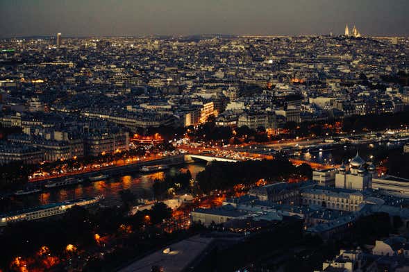 Cena en la Torre Eiffel, barco y Moulin Rouge
