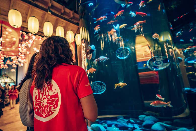 Dos amigas disfrutando del Aquarium de París