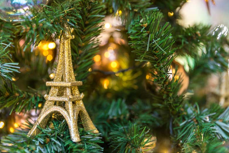 Un árbol decorado con una Torre Eiffel de París