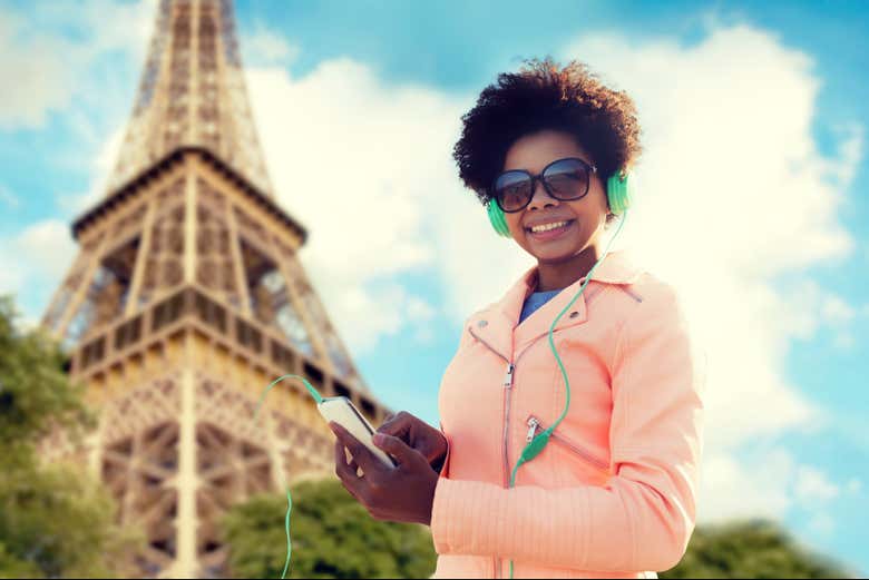 Podréis escuchar una audioguía junto a la Torre Eiffel
