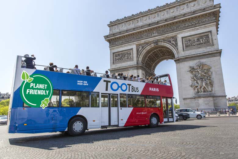 Passez à côté de l'Arc de Triomphe