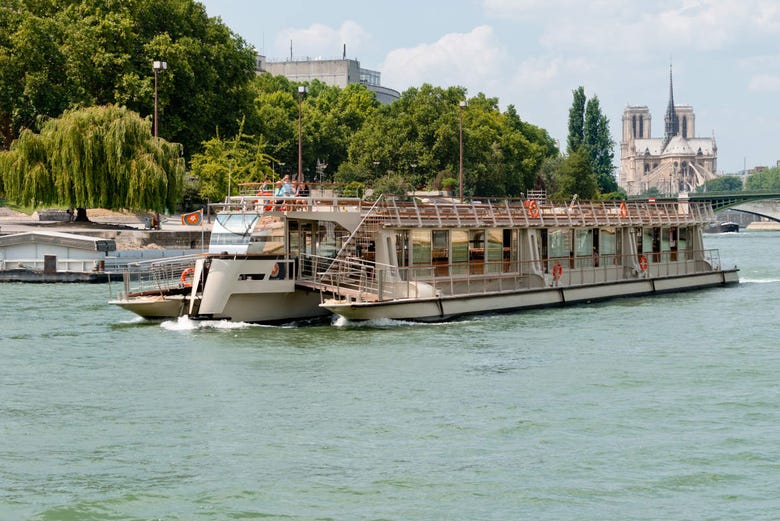 Bateaux Parisiens no rio Sena