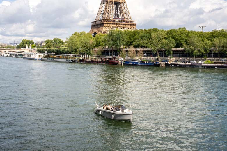 Surcando las aguas del río Sena a su paso por París