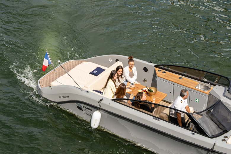 Disfrutando del paseo en barco privado por París