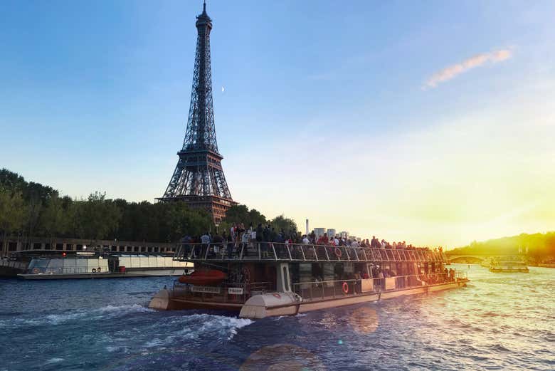 Paseo en barco por el río Sena, París Paseo en barco por el río Sena, París