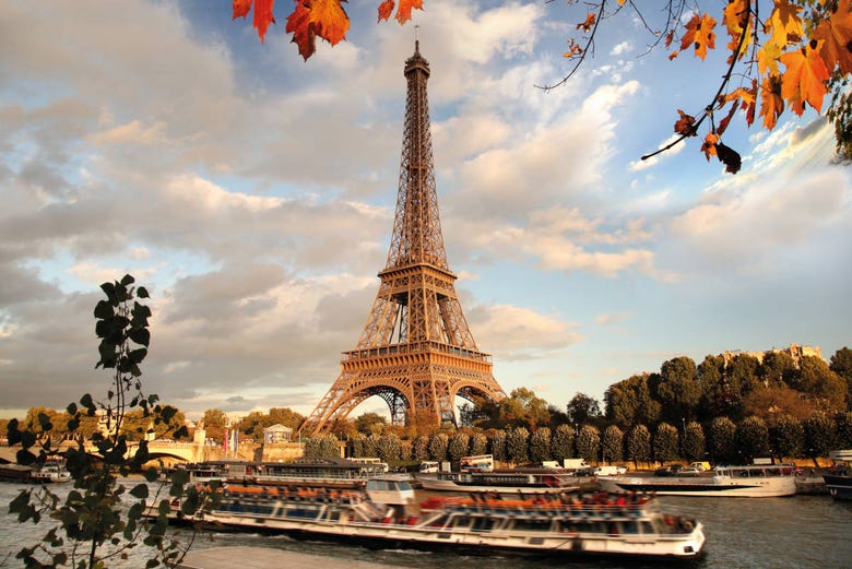 Bateau à côté de la Tour Eiffel