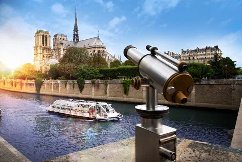 Batobus sailing past the Notre-Dame