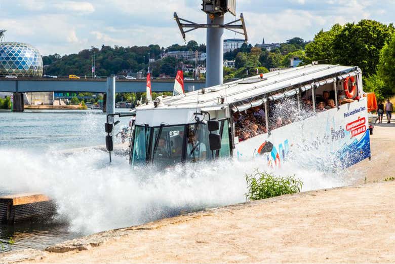 En el momento en que el bus entra al río