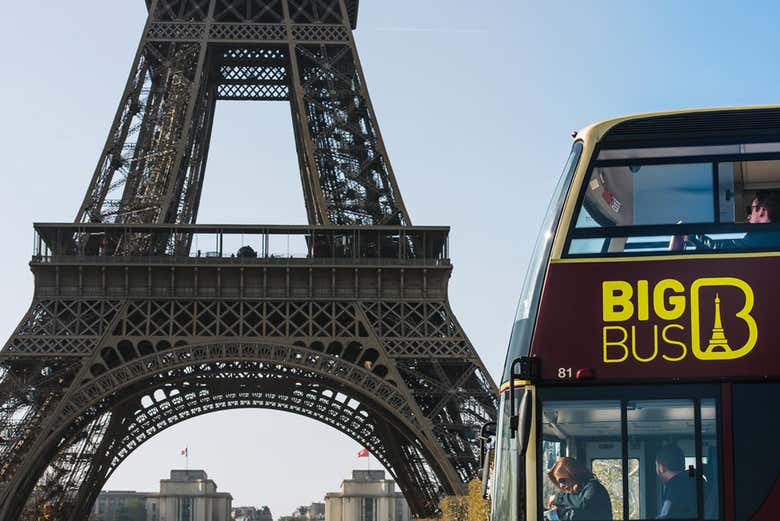 Devant la Tour Eiffel