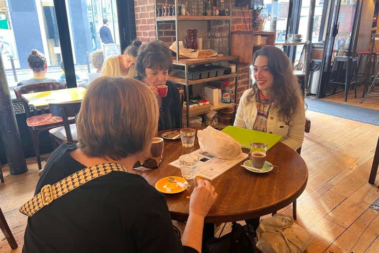 Sentadas en una cafetería de Belleville