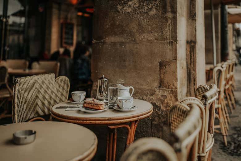 Uno dei caffè della Place des Vosges