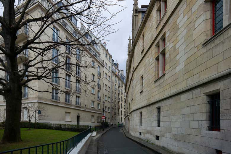 Una de las estrechas calles de Le Village Saint-Paul