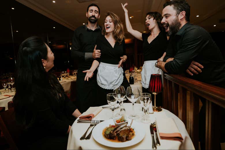 I camerieri cantano durante la cena