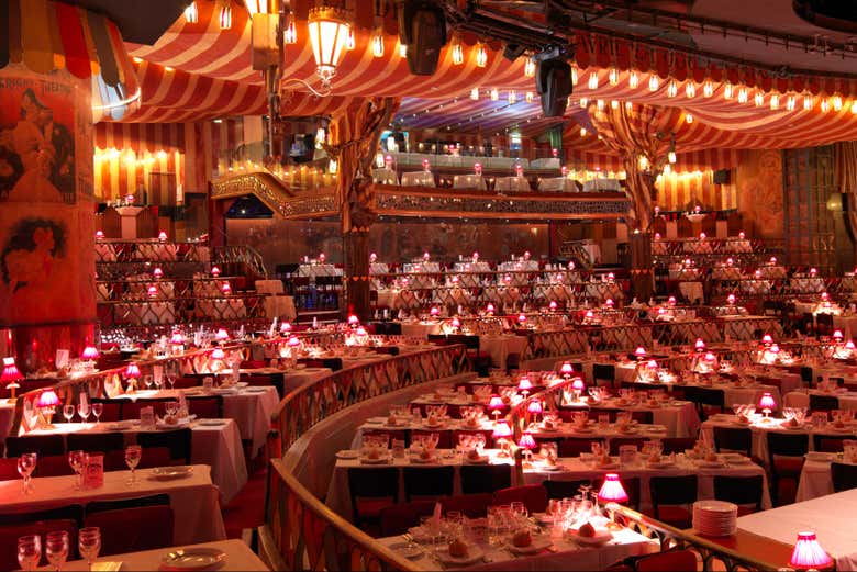 El interior del Moulin Rouge preparado para la cena