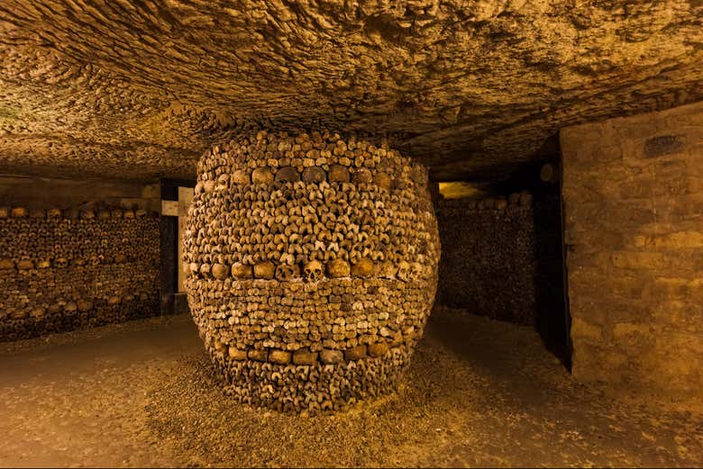 Columna-osario de las Catacumbas de París