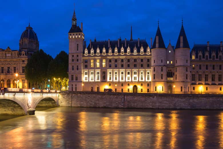 Pasando por la Conciergerie