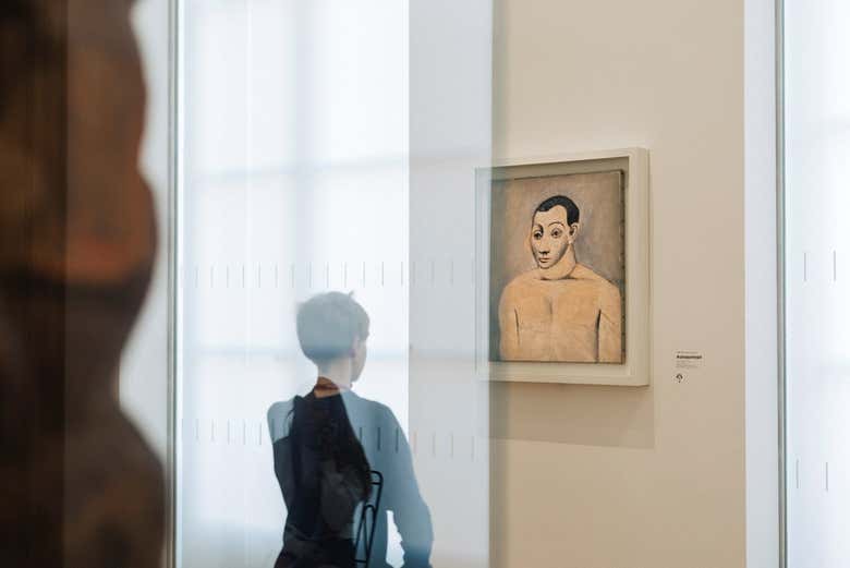 Admirando la obra de Picasso