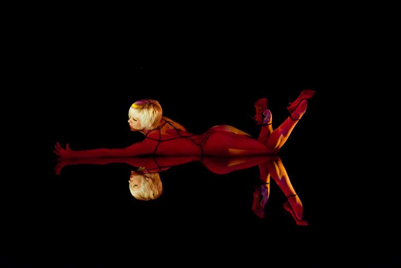 Una de las bailarinas del Crazy Horse de París