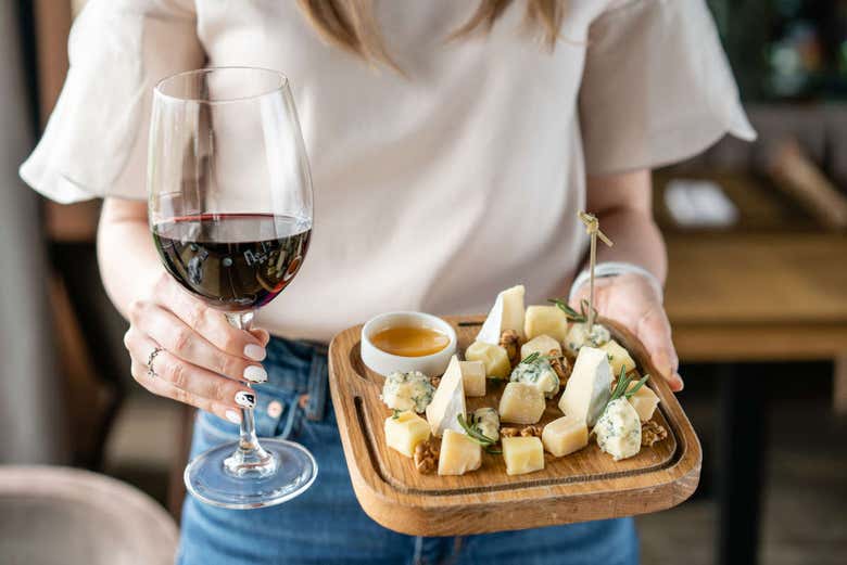 Degustazione di formaggi e vini francesi