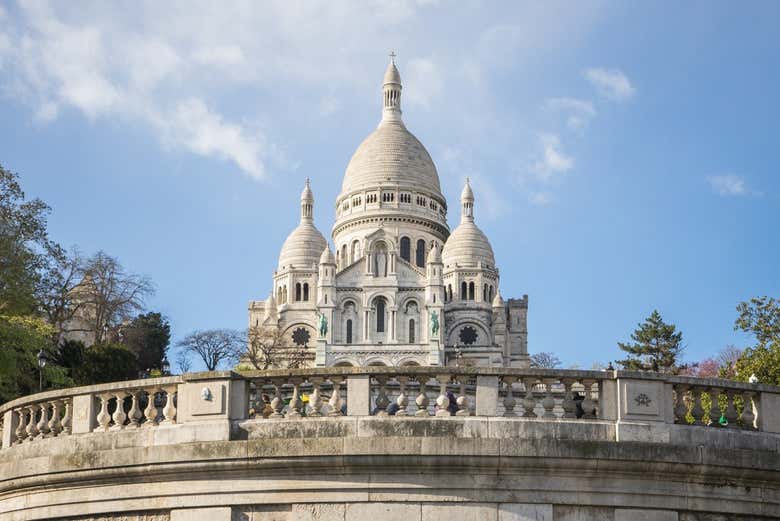 Pass by the stunning Sacré-Coeur Basilica