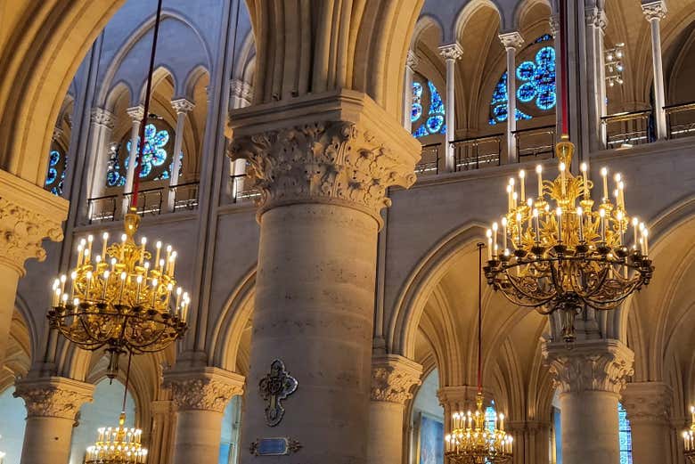 L'atmosfera mistica della cattedrale simbolo di Parigi