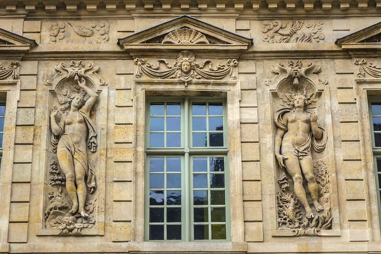 Le statue sulla facciata dell'Hôtel de Sully