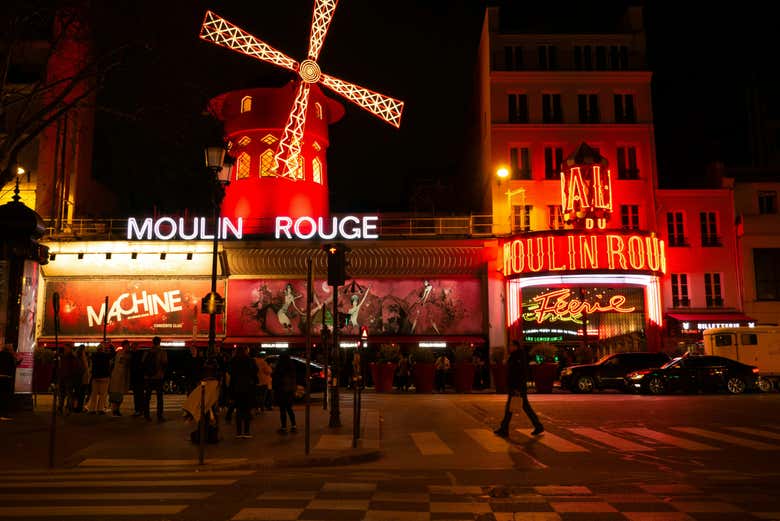 El Moulin Rouge es el cabaret más famoso de París
