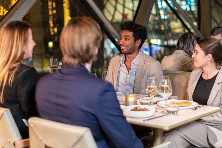 Disfrutando de la cena en Madame Brasserie