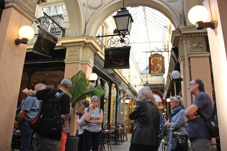 À l'écoute des explications du guide