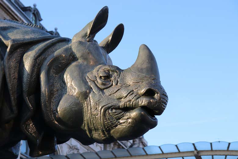 Escultura del rinoceronte en el exterior del Museo de Orsay