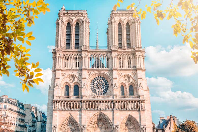Ammirando dall'esterno la Cattedrale di Notre-Dame