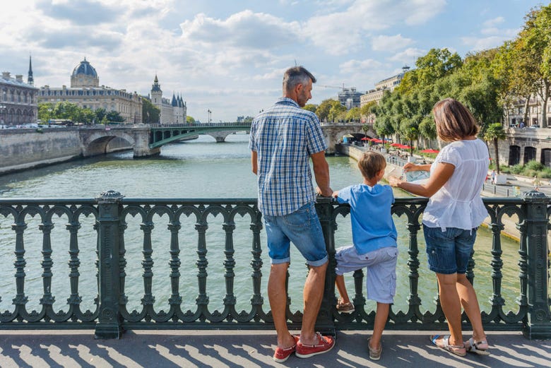 Famille observant la Seine