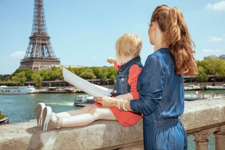 A family looking at the Eiffel Tower